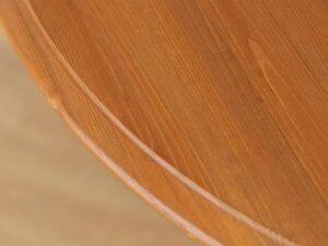 Miniaturka 8 - Detal usłojenia owalnego blatu dębowego stołu z zaokrągloną krawędzią