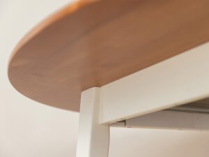 Miniaturka 2 - Detal konstrukcji stołu okrągłego z dębowym blatem i białymi nogami