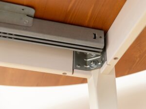 Miniaturka 10 - Detal metalowej prowadnicy mechanizmu rozkładania stołu pod blatem