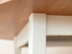 Miniaturka 3 - Biała noga stołu z widocznym mocowaniem do dębowego blatu