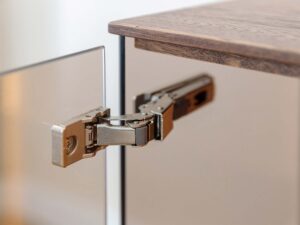 Miniaturka 13 - Detal witrynki szklanej highboardu z półkami podświetleniem LED i usłojeniem