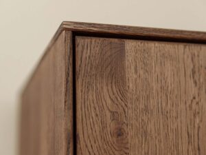 Miniaturka 11 - Detal narożnika górnej części półsłupka tabacco usłojenie drewna