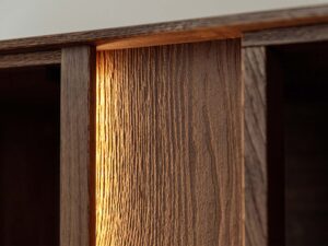 Miniaturka 3 - Detal podświetlenia LED i usłojenia drewna dębowego komody tabacco