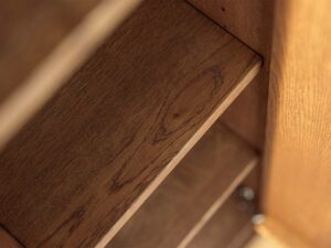 Miniaturka 6 - Detal półki regulowanej highboardu tabacco z usłojeniem drewna dębowego