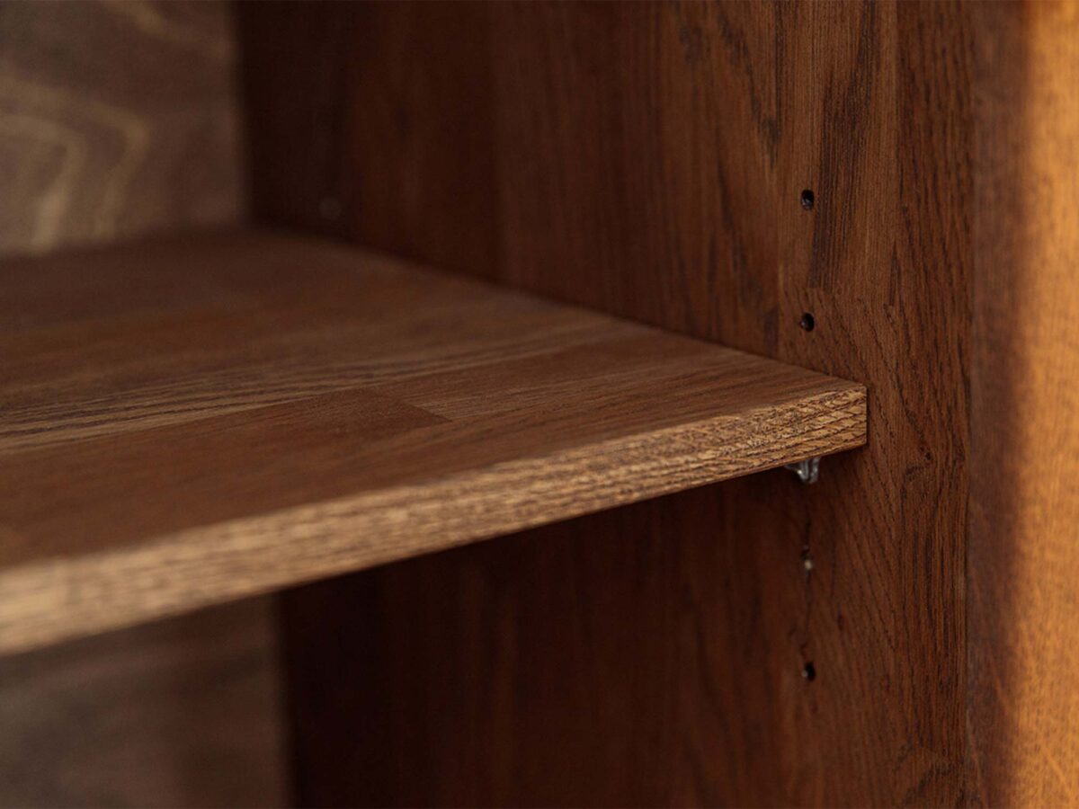 Detal półki regulowanej komody tabacco z podpórką i otworami montażowymi Detal półki regulowanej komody tabacco z podpórką i otworami montażowymi