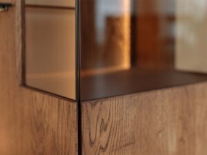 Miniaturka 12 - Detal dolnej szafki półsłupka tabacco z przeszkleniem zbliżenie