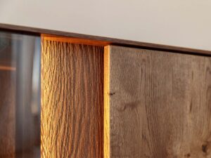 Miniaturka 13 - Detal podświetlenia LED i drzwi dębowych witryny tabacco zbliżenie