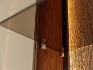 Miniaturka 13 - Detal mocowania szklanej półki półsłupka tabacco z podświetleniem