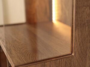 Miniaturka 14 - Wnętrze półsłupka tabacco półka drewniana z podświetleniem LED