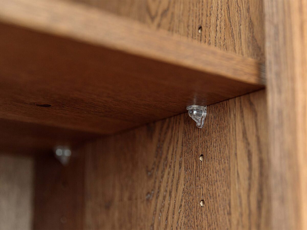 Detal półki regulowanej komody tabacco z podpórką i otworami montażowymi Detal półki regulowanej komody tabacco z podpórką i otworami montażowymi