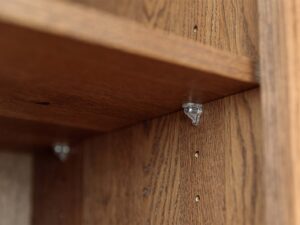 Miniaturka 14 - Detal półki regulowanej komody tabacco z podpórką i otworami montażowymi