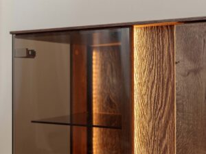 Miniaturka 11 - Detal drzwi dębowych highboardu z metalowym uchwytem i podświetleniem LED