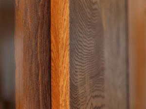 Miniaturka 11 - Detal podświetlenia LED między drzwiami witryny tabacco z usłojeniem