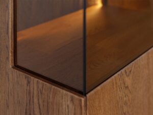 Miniaturka 10 - Detal dolnego narożnika witrynki szklanej tabacco z usłojeniem drewna