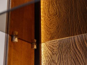 Miniaturka 8 - Detal drzwi dębowych regału z metalowym uchwytem i podświetleniem LED