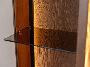 Miniaturka 7 - Detal półki szklanej regału tabacco z podpórką i podświetleniem LED