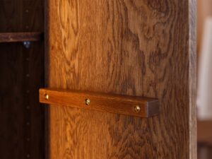 Miniaturka 9 - Detal mocowania półki drewnianej witryny tabacco usłojenie zbliżenie