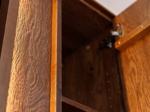 Miniaturka 10 - Wnętrze witryny tabacco z zawiasami drzwi i usłojeniem drewna