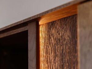 Miniaturka 9 - Detal górnej części komody tabacco z podświetleniem LED i usłojeniem