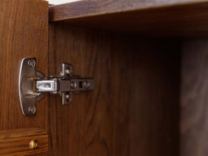 Miniaturka 12 - Detal zawiasów drzwi witryny tabacco z usłojeniem drewna zbliżenie