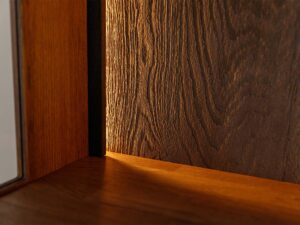 Miniaturka 6 - Detal usłojenia drewna witryny tabacco z podświetleniem LED zbliżenie