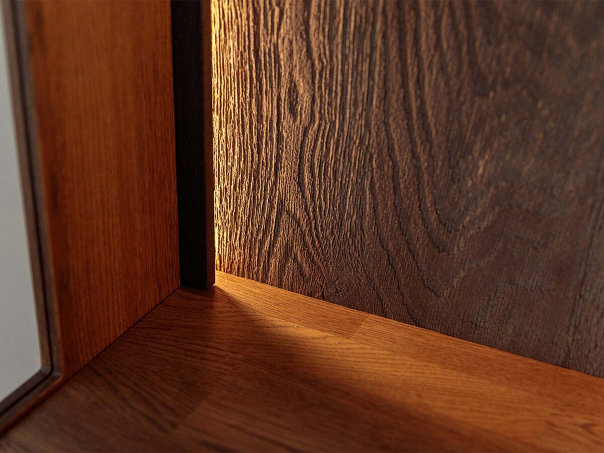 Detal dolnego narożnika regału tabacco z cokołem i podświetleniem LED