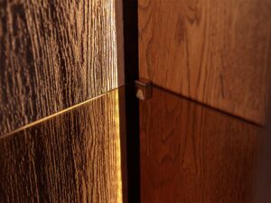 Miniaturka 7 - Detal mocowania szklanej półki witryny tabacco usłojenie drewna zbliżenie