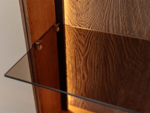 Miniaturka 7 - Detal szklanej półki półsłupka tabacco z podświetleniem LED zbliżenie