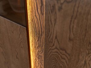 Miniaturka 16 - Detal witryny tabacco usłojenie drewna z pasem podświetlenia LED