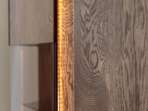 Miniaturka 17 - Detal podświetlenia LED witryny tabacco z usłojeniem drewna zbliżenie
