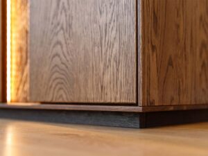 Miniaturka 18 - Detal cokołu witryny tabacco usłojenie drewna z podświetleniem LED