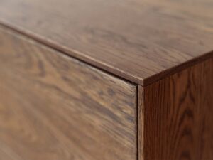 Miniaturka 7 - Detal blatu i narożnika komody tabacco z usłojeniem drewna dębowego