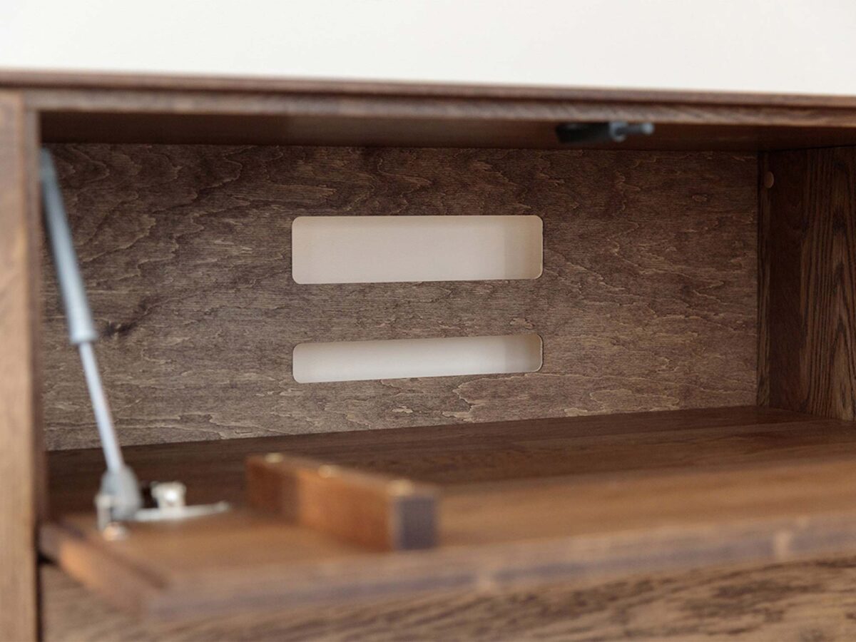 Wnętrze komody tabacco z otworami na kable i siłownikiem klapy Wnętrze komody tabacco z otworami na kable i siłownikiem klapy