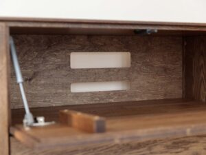 Miniaturka 9 - Wnętrze komody tabacco z otworami na kable i siłownikiem klapy