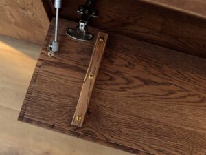 Miniaturka 9 - Detal klapy komody tabacco z drewnianym uchwytem zawiasem i siłownikiem