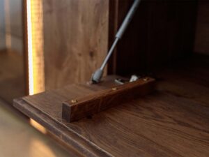 Miniaturka 4 - Detal klapy komody tabacco z uchwytem siłownikiem i podświetleniem LED