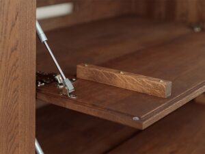 Miniaturka 14 - Detal otwartej klapy komody tabacco z siłownikiem gazowym zbliżenie