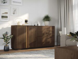 Miniaturka 2 - Komoda tabacco dębowa w aranżacji salonu z roślinami i dekoracjami