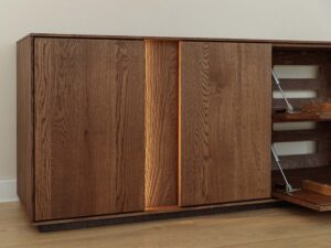 Miniaturka 11 - Komoda tabacco z podświetleniem LED i otwartą klapą zbliżenie