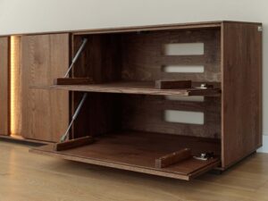 Miniaturka 12 - Wnętrze komody tabacco z otwartymi klapami półkami i otworami na kable