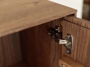 Miniaturka 8 - Detal zawiasu drzwi highboardu tabacco wewnątrz korpusu zbliżenie