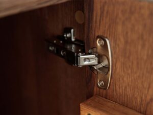 Miniaturka 5 - Detal zawiasu drzwi witryny tabacco z metalowym mechanizmem zbliżenie