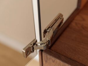 Miniaturka 8 - Detal zawiasów drzwi witryny tabacco z widocznym usłojeniem drewna