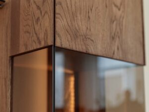 Miniaturka 8 - Detal górnej części półsłupka tabacco usłojenie drewna i przeszklenie