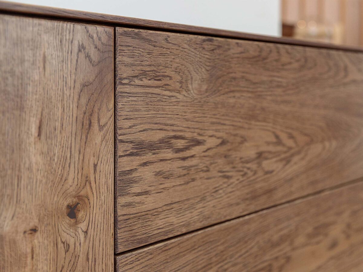Detal frontów szuflad komody tabacco z naturalnym usłojeniem dębu Detal frontów szuflad komody tabacco z naturalnym usłojeniem dębu