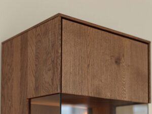 Miniaturka 9 - Górna część witryny tabacco detal usłojenia drewna dębowego