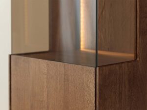 Miniaturka 9 - Detal dolnej szafki półsłupka tabacco z podświetleniem LED