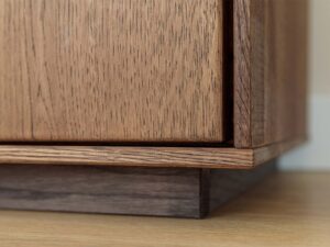 Miniaturka 13 - Detal dolnej części komody tabacco z cokołem i usłojeniem drewna