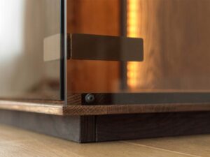 Miniaturka 4 - Detal dolnego narożnika witrynki z uchwytem metalowym i podświetleniem LED