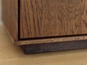 Miniaturka 10 - Detal cokołu półsłupka tabacco usłojenie drewna dębowego zbliżenie
